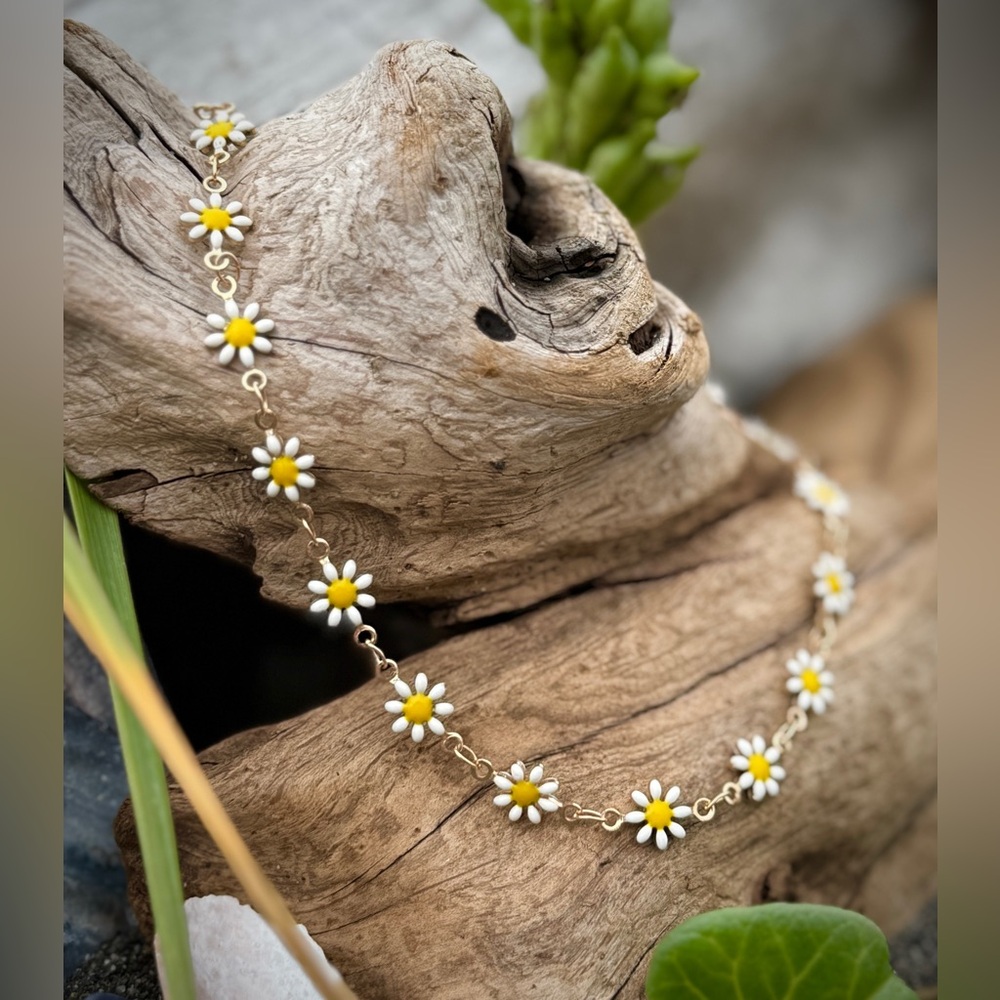 Petite White Daisy Charm Adjustable Gold Chain Choker Necklace - Picture 1 of 10